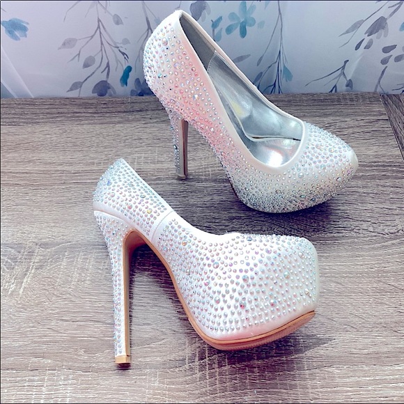 Joyce Leslie heels, beautiful crystal detail, size 7 - Picture 1 of 5